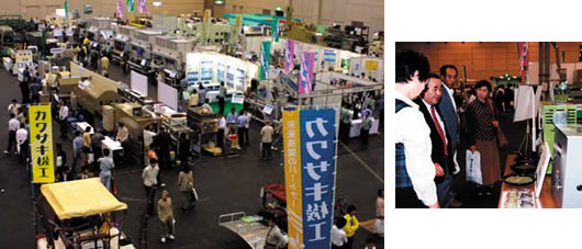 Hard atmosphere with large-scale machines.  Visitors and exhibitors have business talks by the machines.