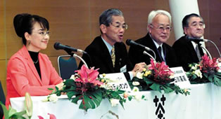 Judy Ongg, President Ishikawa, Chairperson Kimura, and Chairperson of organizing committee Mr. Hirobe