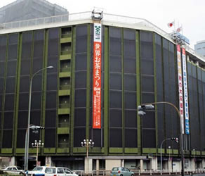 PR with a hanging sign on the building of Matsuzakaya department store where photograph exhibition is held.