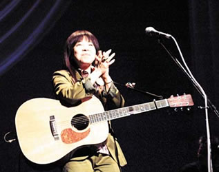 Iruka appealed O-CHA Festival through songs of home