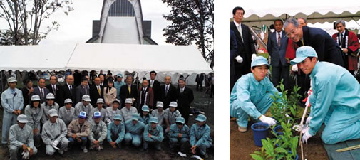 Commemorative photograph taken with the students of Shizuoka Agricultural High School who support the tree planting.