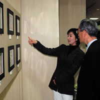Ms.Orisaku, a professional photographer, explains the awarded works to Director Ishikawa.