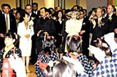 チビっ子茶娘の踊りを御覧になる両殿下と大会役員