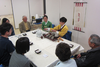 日中韓三国交流茶会（韓国茶礼・青柳製釜炒り茶）